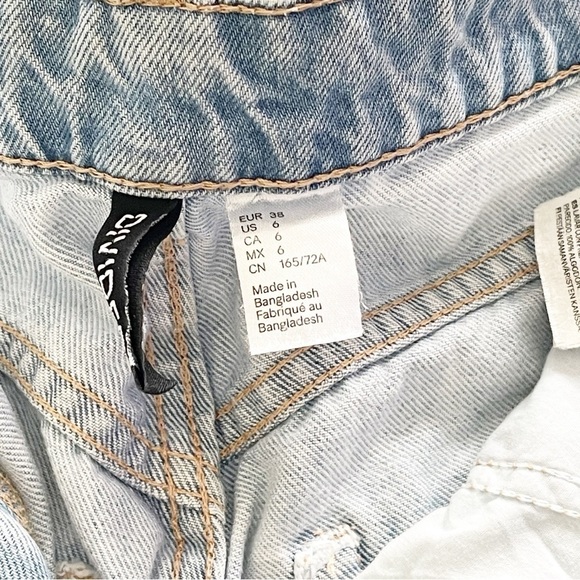H&M DIVIDED Women’s Light Wash Denim Shorts - Size 6 - Picture 3 of 8
